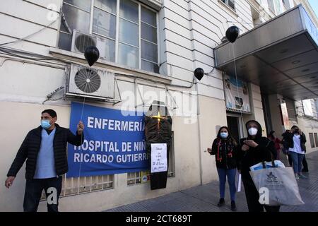 Buenos Aires, Argentina. 21 Settembre 2020. 21 settembre 2020, Buenos Aires, Buenos Aires, Argentina: Il personale sanitario denuncia la situazione sanitaria e lavorativa nel quadro della pandemia, di fronte all'ospedale pediatrico Ricardo Gutierrez. (Credit Image: © Carol Smiljan/ZUMA Wire) Credit: ZUMA Press, Inc./Alamy Live News Foto Stock