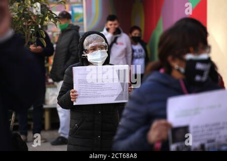 Buenos Aires, Argentina. 21 Settembre 2020. 21 settembre 2020, Buenos Aires, Buenos Aires, Argentina: Il personale sanitario denuncia la situazione sanitaria e lavorativa nel quadro della pandemia, di fronte all'ospedale pediatrico Ricardo Gutierrez. (Credit Image: © Carol Smiljan/ZUMA Wire) Credit: ZUMA Press, Inc./Alamy Live News Foto Stock