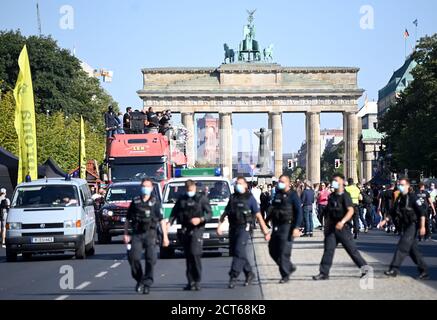 Berlino, Germania. 21 Settembre 2020. I poliziotti camminano ai margini della manifestazione "Giornata Mondiale della Pace di Berlino" in occasione della Giornata Mondiale della Pace delle Nazioni Unite. Credit: Pedersen/dpa-Zentralbild/dpa/Alamy Live News Foto Stock