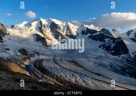 Die ebenfalls dreigipflige Palü, die ebenfalls dreigipflige Bellavista und die Crast’Agüzza (von links). Davor der Persgletscher. Oberengadin, Kanton Graub Foto Stock