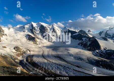 Die ebenfalls dreigipflige Palü, die ebenfalls dreigipflige Bellavista und die Crast’Agüzza (von links). Davor der Persgletscher. Oberengadin, Kanton Graub Foto Stock