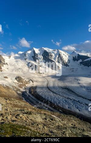 Die ebenfalls dreigipflige Palü und die ebenfalls dreigipflige Bellavista (von links). Davor der Persgletscher. Oberengadin, Kanton Graubünden. Foto Stock