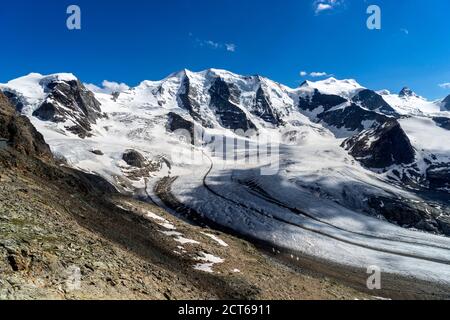 Piz Cambrena, der dreigipflige Piz Palü, die ebenfalls dreigipflige Bellavista und die Crast’Agüzza (von links). Davor der Persgletscher. Oberengadin Foto Stock