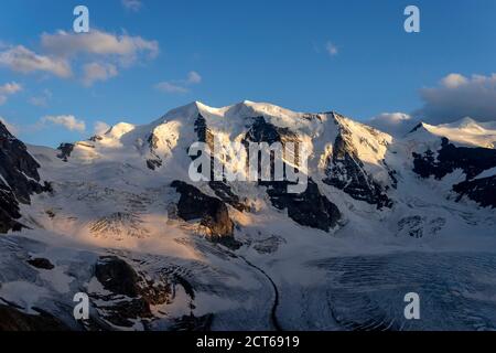 Die ebenfalls dreigipflige Palü und die ebenfalls dreigipflige Bellavista (von links). Davor der Persgletscher. Oberengadin, Kanton Graubünden. Foto Stock