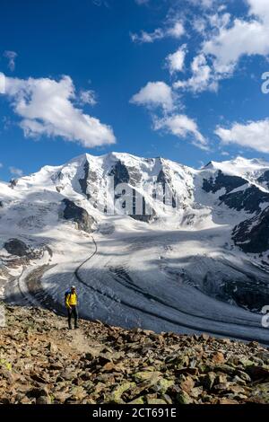 Die ebenfalls dreigipflige Palü und die ebenfalls dreigipflige Bellavista (von links). Davor der Persgletscher. Wanderer auf dem Weg zum Munt pers. Oberenga Foto Stock