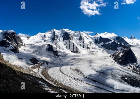 Piz Cambrena, der dreigipflige Piz Palü, die ebenfalls dreigipflige Bellavista und die Crast’Agüzza (von links). Davor der Persgletscher. Oberengadin Foto Stock