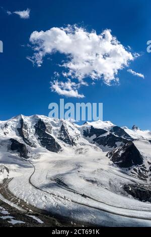 Die ebenfalls dreigipflige Palü, die ebenfalls dreigipflige Bellavista und die Crast’Agüzza (von links). Davor der Persgletscher. Oberengadin, Kanton Graub Foto Stock