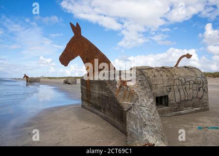 Blavand, Danimarca - Auguat 27, 2020: Bunker della seconda Guerra Mondiale sulla spiaggia del Mare del Nord convertito in muli o cavalli dall'artista Bill Woodrow nel 1995 a celebra Foto Stock