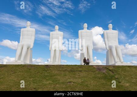 Esbjerg, Danimarca - 27 agosto 2020: Il colossale scultpuro „Men at Sea" alias „Mennesket ved havet" di Svend Wiig Hansen sulla riva vicino alla h della città Foto Stock