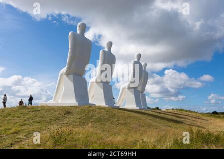 Esbjerg, Danimarca - 27 agosto 2020: Il colossale scultpuro „uomini in mare" di Svend Wiig Hansen sulla riva vicino al porto della città. Foto Stock