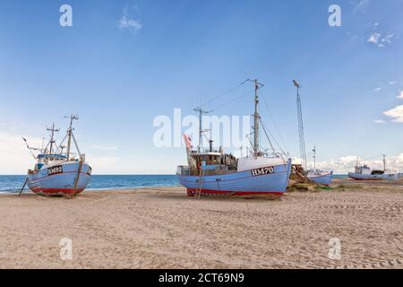 Barche da pesca trainate a Thorup spiaggia a Jammerbugt baia su La costa danese del Mare del Nord Foto Stock