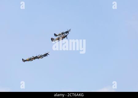 Formazione di Spitfires e l'uragano della Battaglia di volo in memoria della Gran Bretagna, in occasione dell'ottantesimo anniversario. 20 settembre 2020. Foto Stock