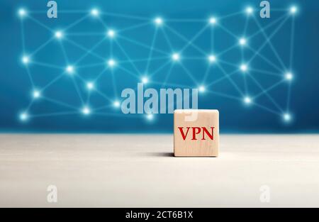 Rete privata virtuale VPN scritta su blocco di legno con background di rete di connessione. Concetto di sicurezza informatica e connessione a Internet. Foto Stock