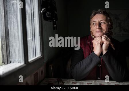 Ritratto di una signora rumena a Jina, comune di pastori, Contea di Sibiu, Transilvania, Romania Foto Stock