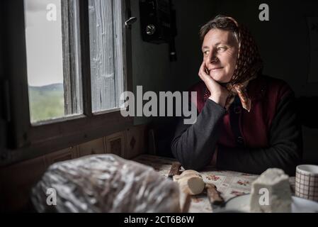 Ritratto di una signora rumena a Jina, comune di pastori, Contea di Sibiu, Transilvania, Romania Foto Stock