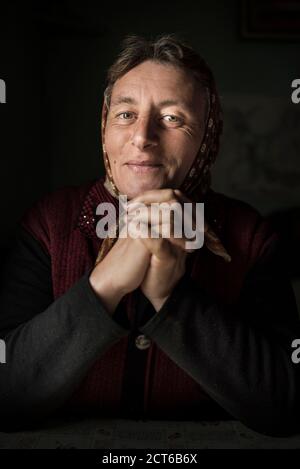 Ritratto di una signora rumena a Jina, comune di pastori, Contea di Sibiu, Transilvania, Romania Foto Stock