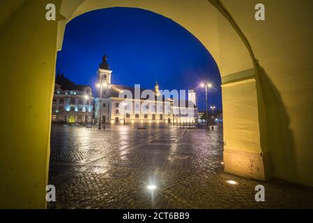 Sibiu Chiesa gesuita barocca a Piata Mare (Piazza Grande) di notte, Transilvania, Romania Foto Stock