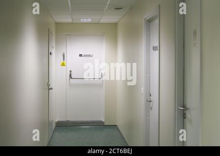 Corridoio vuoto in un edificio Foto Stock