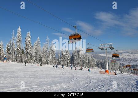 Bialka Tatrzanska, Polonia - 11 gennaio 2019: Sciatori sciatori sulla pista da sci nella popolare località invernale Kotelnica Bialczanska. Foto Stock