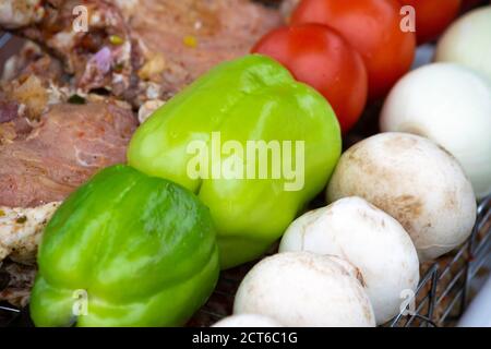 Carne, pepe, cipolle pomodori funghi su spiedini Foto Stock