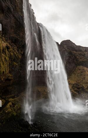 Cascata di Seljalandsfoss in un giorno grigio coperto nel sud dell'Islanda Foto Stock