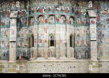 Dipinti murali al Monastero di Sucevita, una chiesa gotica elencata tra le "chiese dipinte dell'UNESCO nel nord della Moldavia", Bukovina, Romania Foto Stock