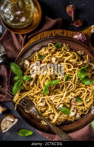 Spaghetti ai funghi con salsa di bechamel cremosa, Foto Stock