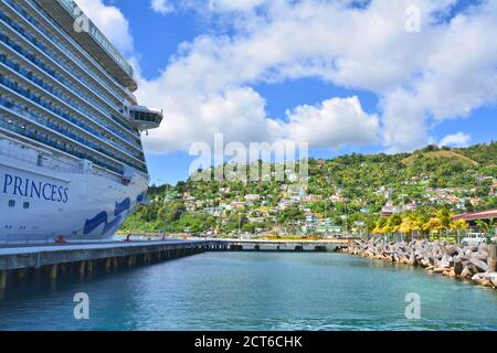 DOMINICA, CARAIBI - 24 MARZO 2017 : la nave della principessa reale attraccata nel porto di Roseau. Royal Princess è gestito dalla Princess Cruises Line e ha un capaci Foto Stock