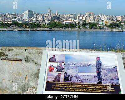 UNA VISTA DELL'AVANA VISTA DAL FORTALEZA DE SAN CARLOS DE LA CABANA, EL MORRO Foto Stock