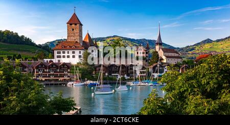 Chiesa di Spiez e Castello sulle rive del lago di Thun con yacht nel cantone svizzero di Berna, Spiez, Svizzera. Foto Stock