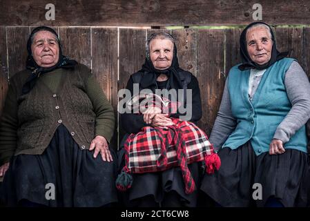 Ritratto di una gente del posto che parla in un villaggio a Maramures, Romania Foto Stock