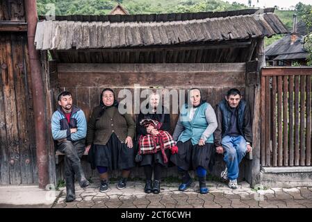 Ritratto di una gente del posto che parla in un villaggio a Maramures, Romania Foto Stock