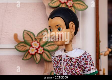 Cesenatico, Italia, 2020 luglio: Statua lignea di Pinocchio con orecchie d'asino e naso lungo. Pinocchio è il protagonista di una famosa favola italiana. Foto Stock