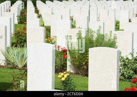 Bayeux, Francia - 20 agosto 2014: Lapidi allineate nel cimitero britannico Foto Stock