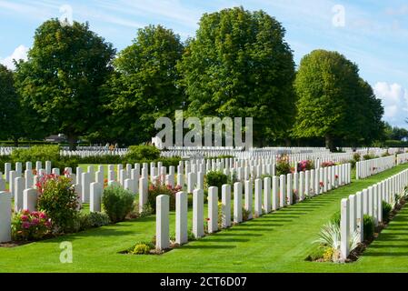 Bayeux, Francia - 20 agosto 2014: Turisti a piedi nel cimitero britannico. Foto Stock