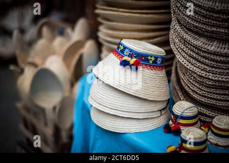Cappelli Maramures tradizionali in vendita nel mercato di Sapanta, Maramures, Romania Foto Stock