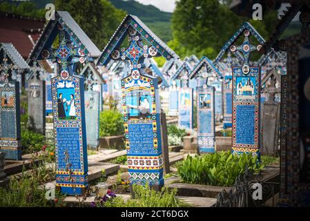 Merry Cemetery Tombstones in legno intagliato, Sapanta, Maramures, Romania Foto Stock