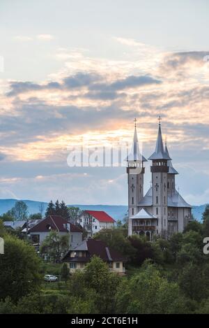 Chiesa ortodossa rumena al tramonto, Breb (Brebre), Maramures, Romania, sfondo con spazio copia Foto Stock