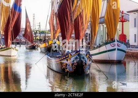 Cesenatico, Emilia Romagna, Italia, luglio 2020: Imbarcazione colorata nel porto canale di Cesenatico. Foto Stock