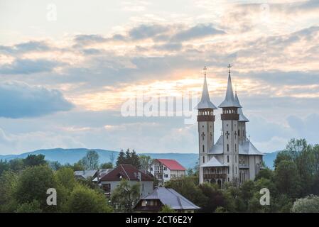 Chiesa ortodossa rumena al tramonto, Breb (Brebre), Maramures, Romania, sfondo con spazio copia Foto Stock