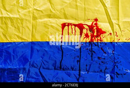 Macchie di sangue sulla bandiera dell'Ucraina simbolo sfondo Foto Stock