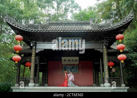 Wanzhou, Cina. 21 Settembre 2020. I modelli mostrano il make-up progettato da Mao Geping durante la settimana internazionale della moda 2020 Cina (Chongqing) a Chongqing, Cina sudoccidentale, 21 settembre 2020. La settimana della moda si è conclusa lunedì. Credit: Chen Jianli/Xinhua/Alamy Live News Foto Stock