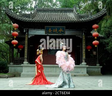 Wanzhou, Cina. 21 Settembre 2020. I modelli mostrano il make-up progettato da Mao Geping durante la settimana internazionale della moda 2020 Cina (Chongqing) a Chongqing, Cina sudoccidentale, 21 settembre 2020. La settimana della moda si è conclusa lunedì. Credit: Chen Jianli/Xinhua/Alamy Live News Foto Stock