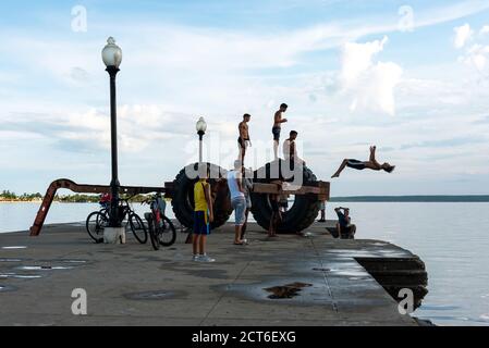 28 agosto 2019: Gruppo di ragazzi che giocano nel porto di Cienfuegos. Cienfuegos, Cuba Foto Stock