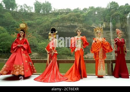 Wanzhou, Cina. 21 Settembre 2020. I modelli mostrano il make-up progettato da Mao Geping durante la settimana internazionale della moda 2020 Cina (Chongqing) a Chongqing, Cina sudoccidentale, 21 settembre 2020. La settimana della moda si è conclusa lunedì. Credit: Chen Jianli/Xinhua/Alamy Live News Foto Stock
