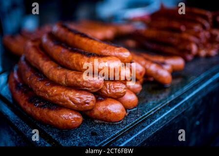 Cibo tradizionale rumeno nel mercato di Bran, Transilvania, Romania Foto Stock