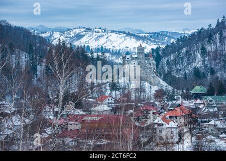 Castello di Bran coperto di neve in inverno, Transilvania, Romania Foto Stock