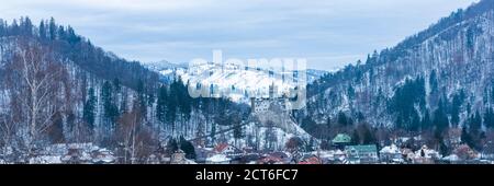 Castello di Bran coperto di neve in inverno, Transilvania, Romania Foto Stock