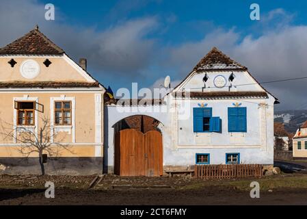 Case colorate a Viscri, Patrimonio dell'Umanità dell'UNESCO, Transilvania, Romania Foto Stock