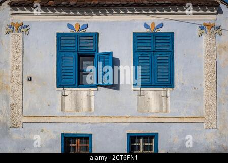 Case colorate a Viscri, Patrimonio dell'Umanità dell'UNESCO, Transilvania, Romania Foto Stock